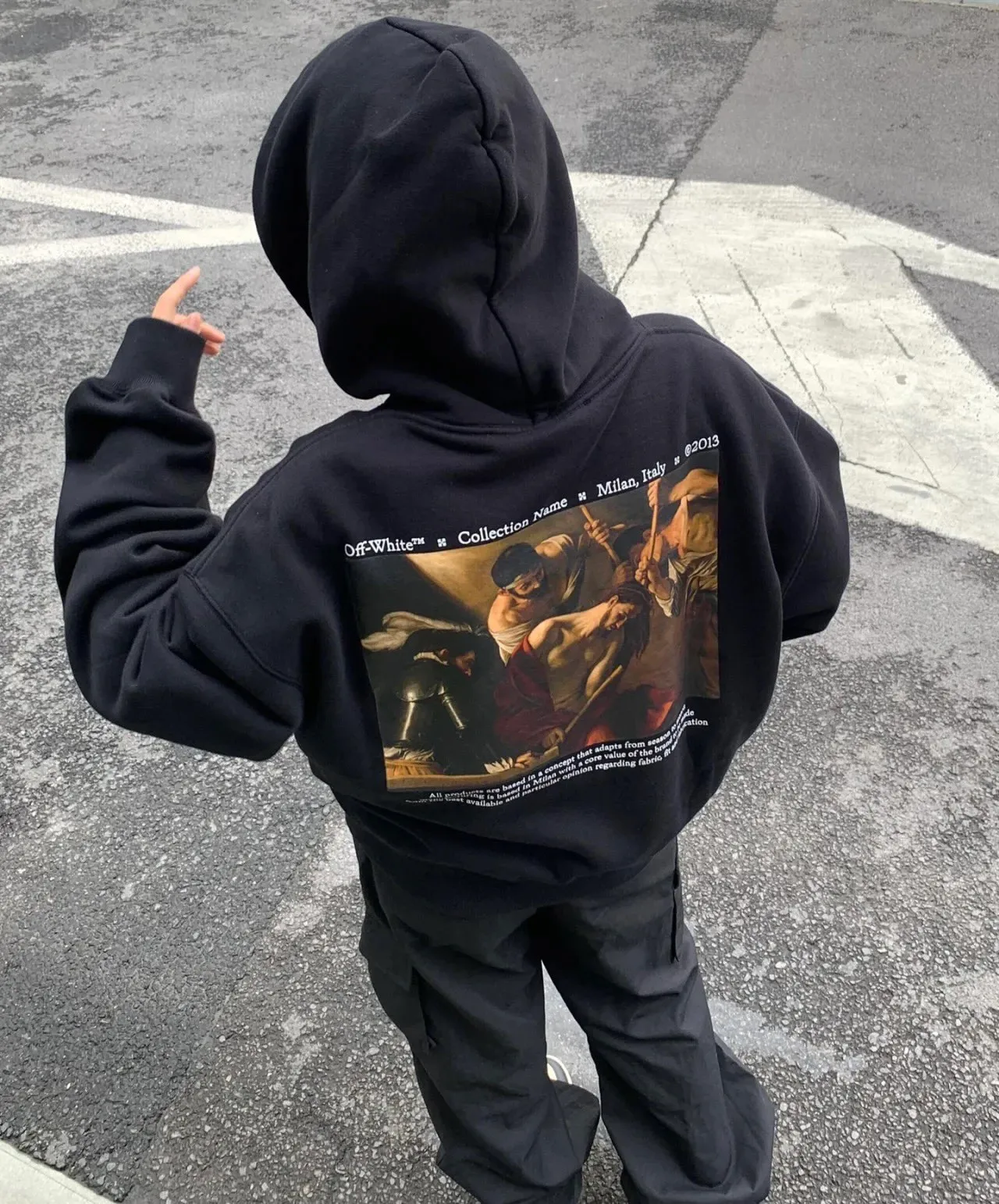 ♻️💯Upper body reference model picture❤️22SS approved version OFFWHITE (OW) Killing and being killed, punishment and sanctity Caravaggio oil painting pure cotton color religious unisex autumn and winter pure cotton hoodie sweatshirt OW perfectly integrates classical literature and art and street culture, paying tribute to VA20SS. Baroqueism, Caravaggio's classic oil painting series, literary street temperament, and 19FW Monet oil paintings. This is also a replacement for Monet. There is a minimalist plain logo on the chest, and a large digital oil painting print on the back with Kornit digital direct inkjet printing. The picture is clear and the stripes transition is smooth. It has a strong religious color, a Vintage style in line with the tone of the Renaissance, and an ultra-clear texture. The fabric is made of 480g combed cotton terry fabric, which has a full drape. Warm and comfortable!  Color: Black Size: XS-L P:390